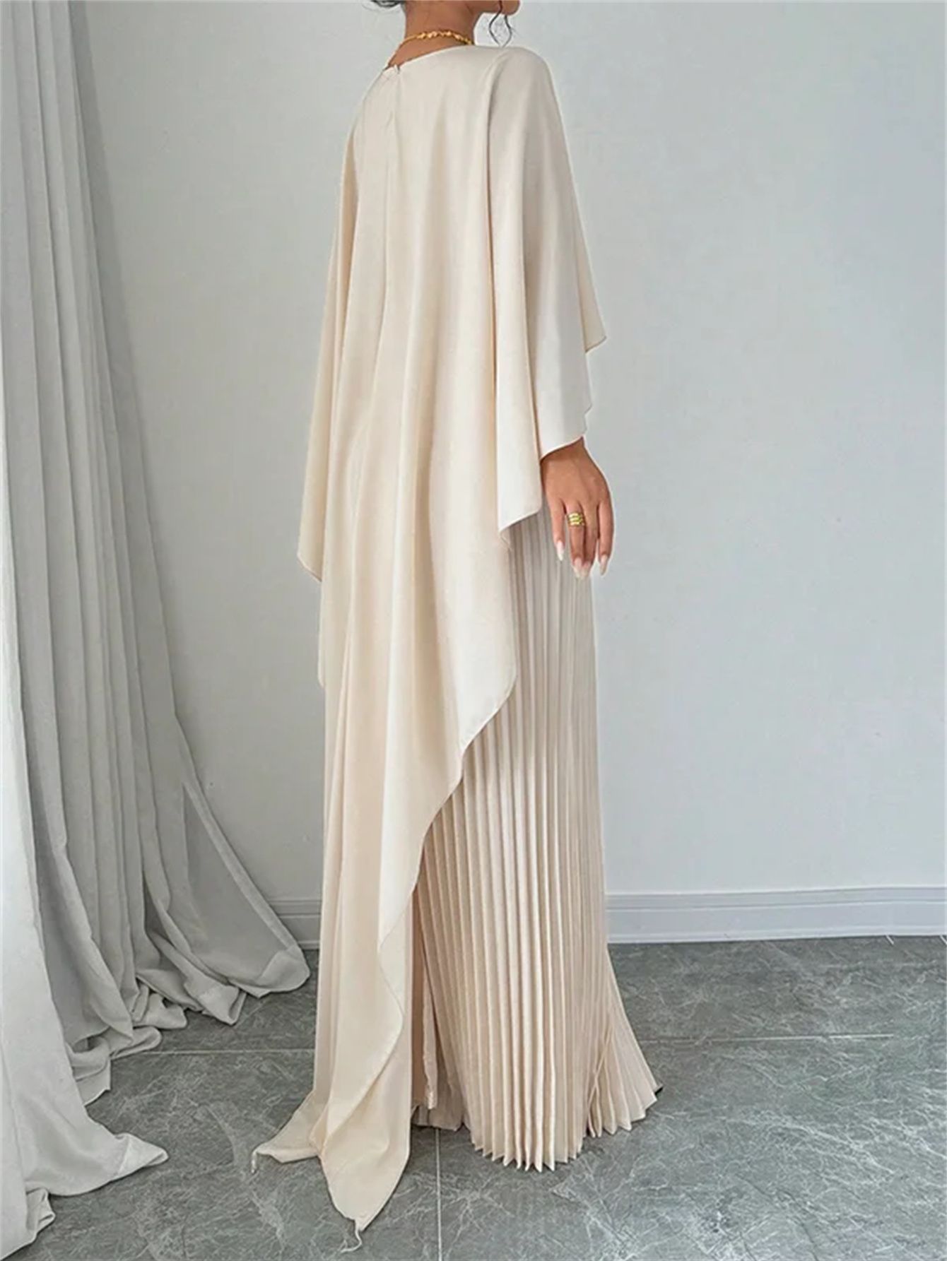 LIZ | Plissé Jurk met Cape – Elegante Maxi Jurk voor Bruiloften en Galafeesten