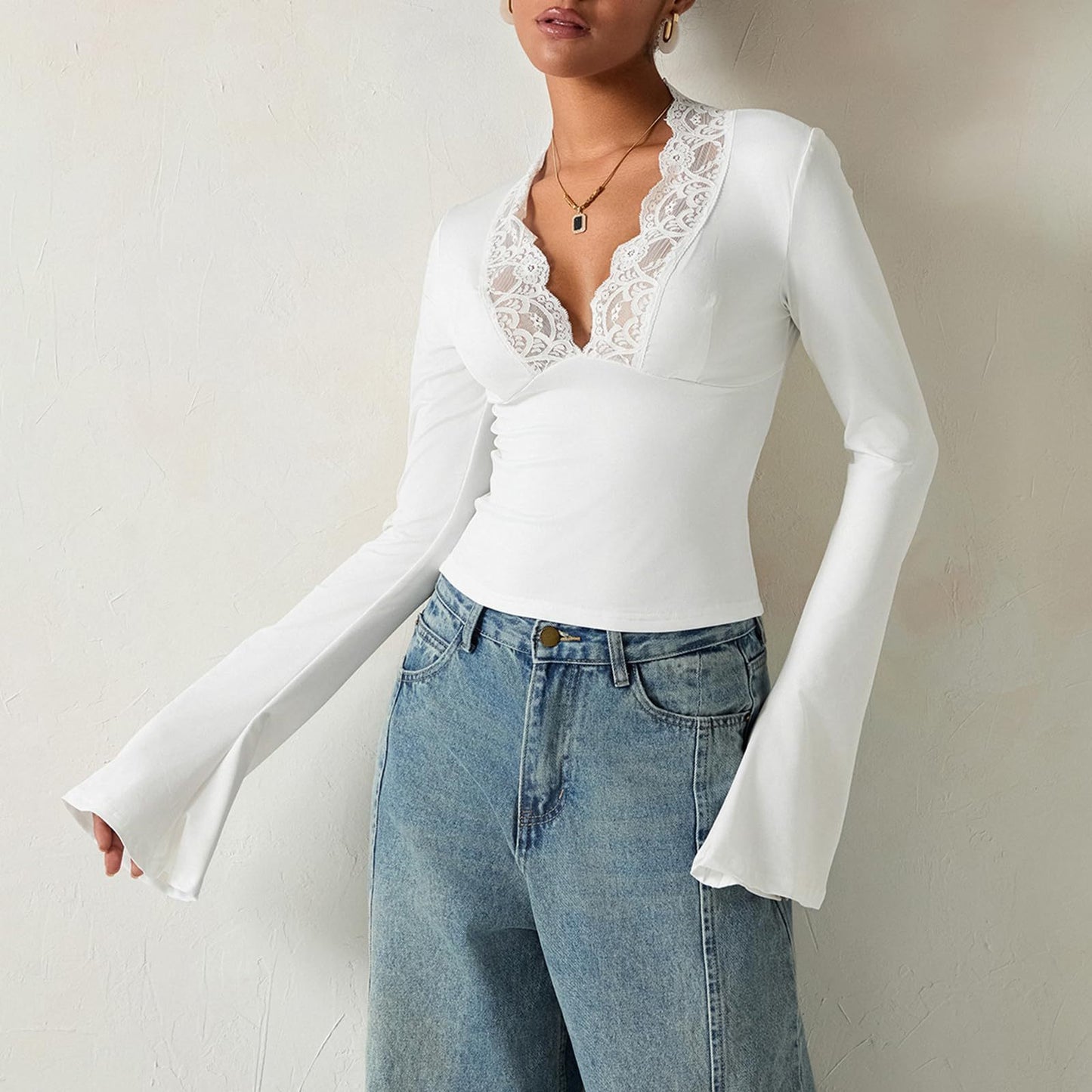 LIVIA | Top met Kant – Sexy V-Hals Longsleeve met Flared Mouwen