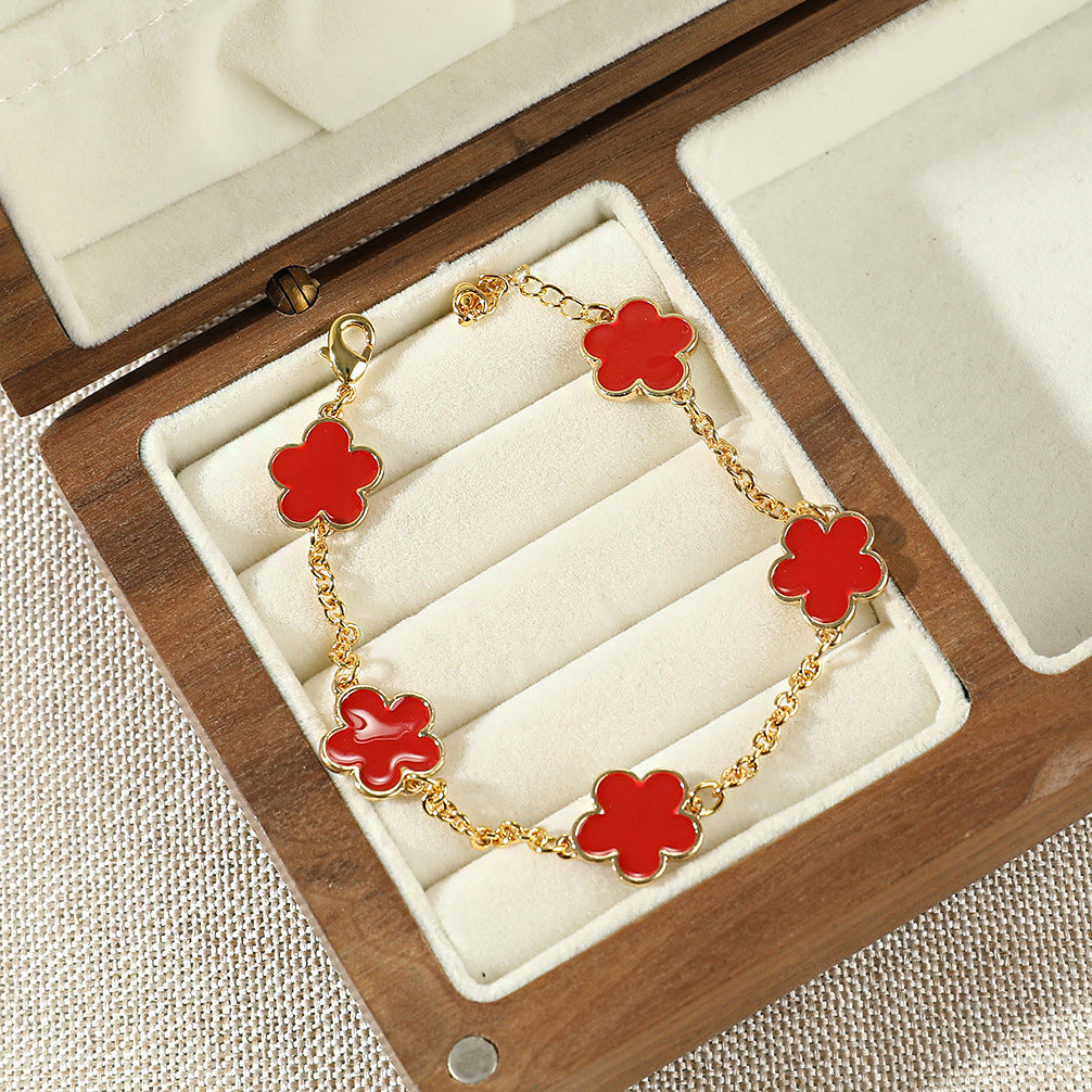 MIA | Goudkleurige Armband met Klavervormige Bedels – Elegant & Speels Sieraad