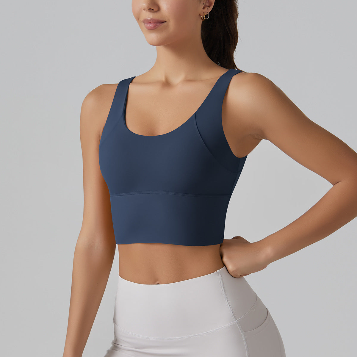 KAREN | Sport Crop Top met Diepe V-Rug – Elegant, Stevig & Comfortabel