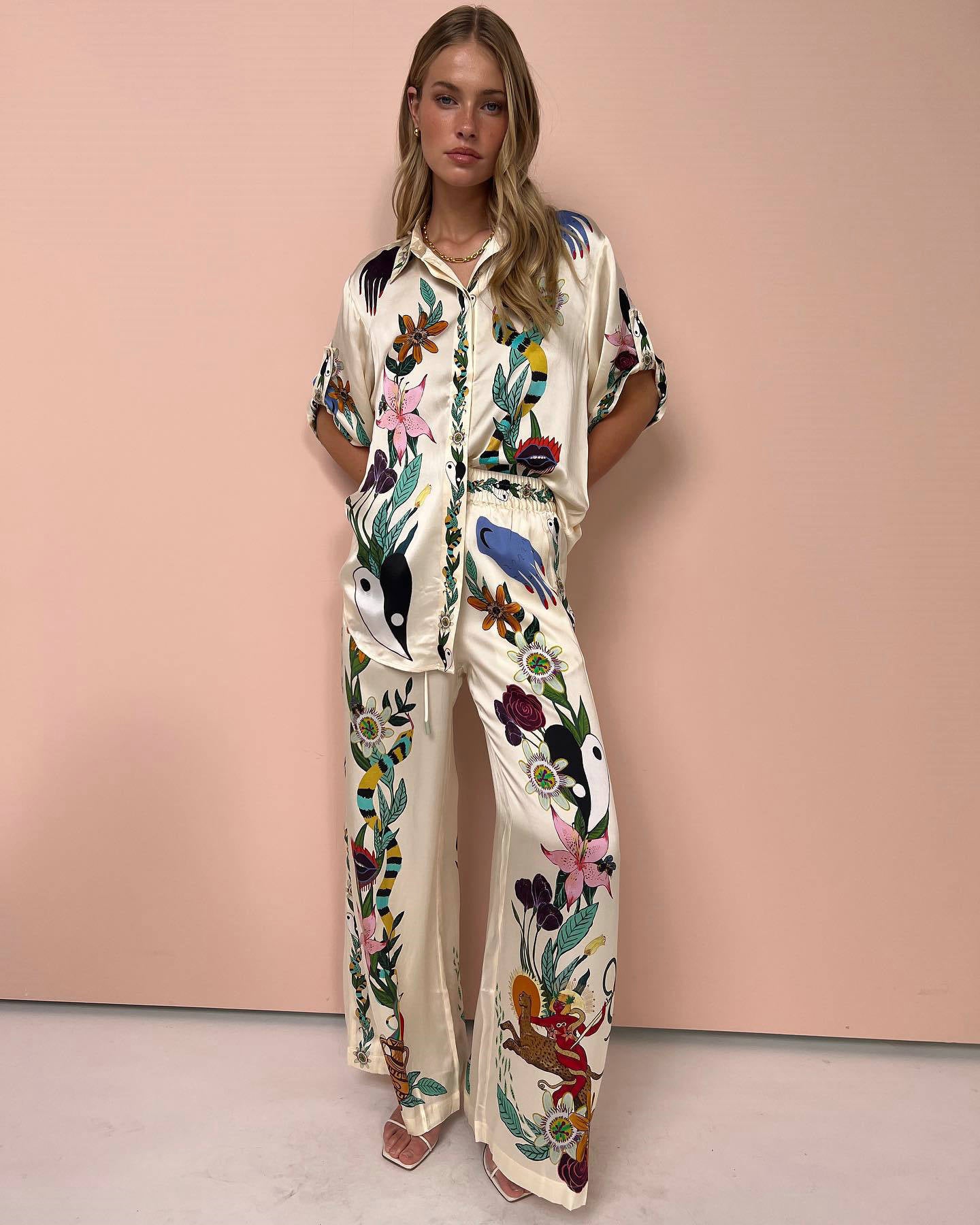 LINN | Twee-Delige Graffiti-Print Satijnen Set voor Dames!