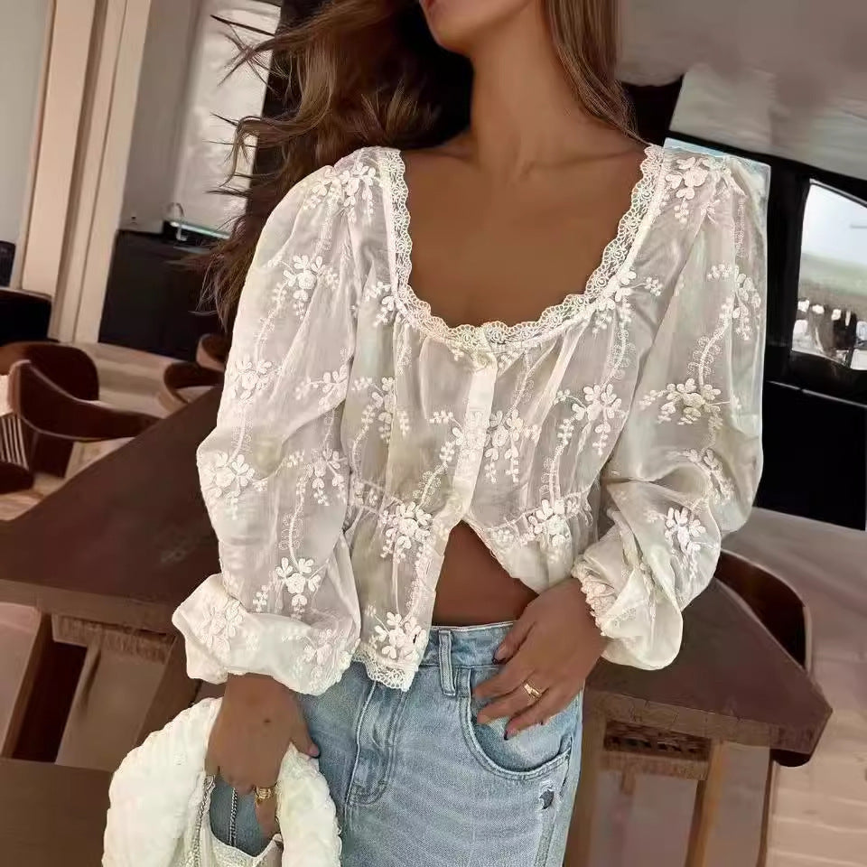 ROSANNE | Witte Broderie Blouse met Transparante Look – Romantisch & Luchtig