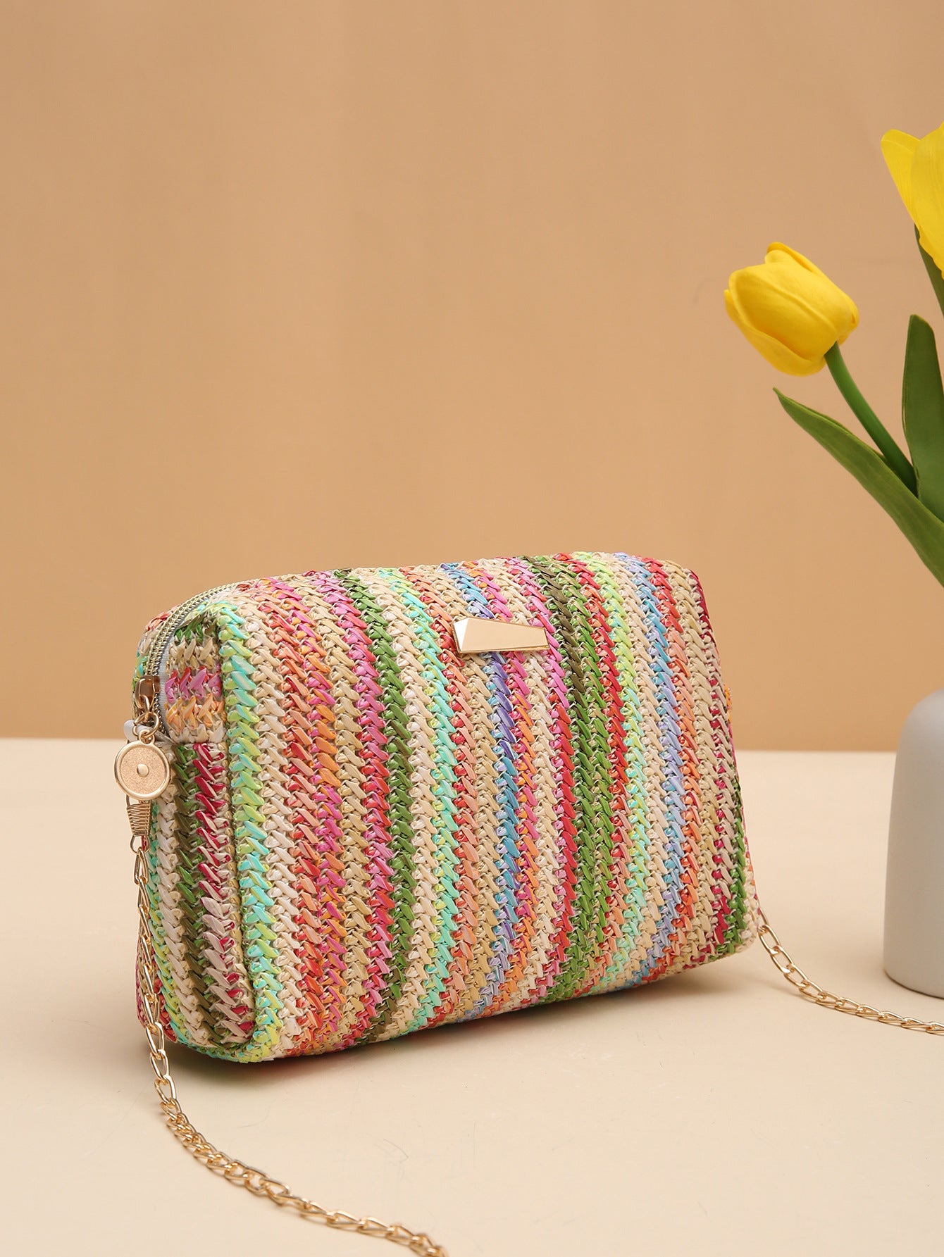 MAILEY | Rainbow Woven Clutch – Vrolijke Gevlochten Schoudertas
