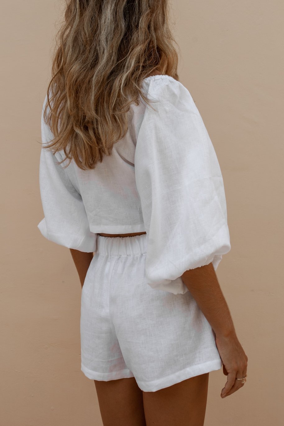 STEFFI | Witte Co-ord Set – Pofmouwen Top met Strik & Hoge Taille Short