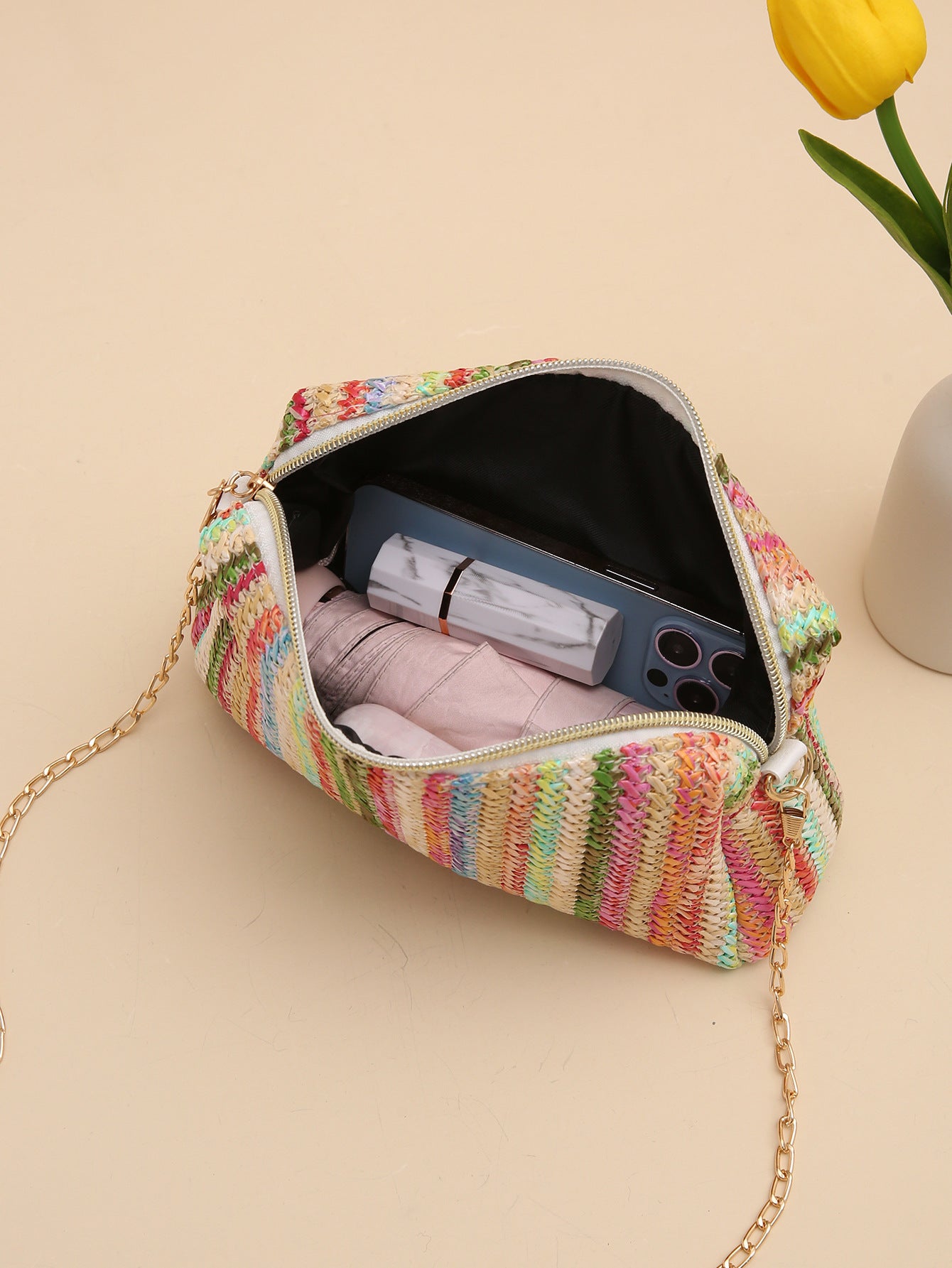 MAILEY | Rainbow Woven Clutch – Vrolijke Gevlochten Schoudertas