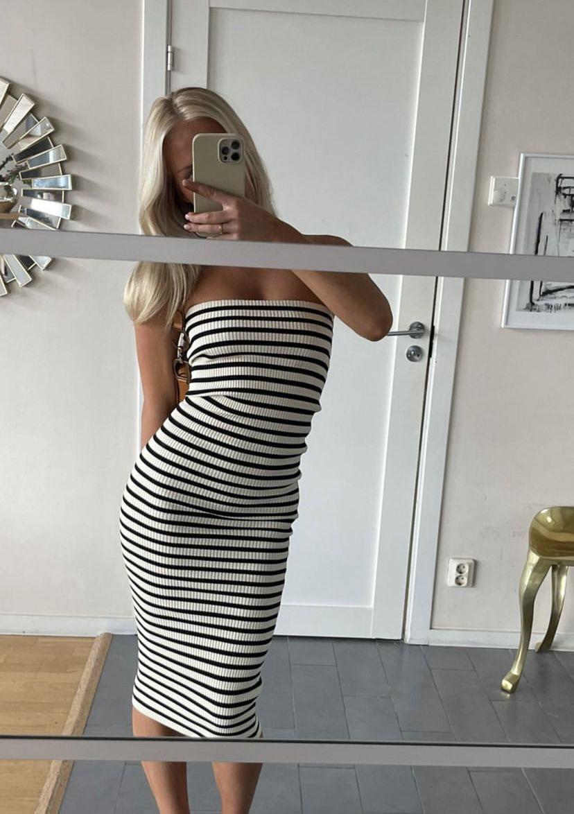 BLANCHE | Strapless Gestreepte Bodycon Jurk – Zwarte & Witte Elegantie