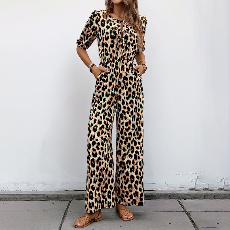 QUINTY | Leopard Print Jumpsuit Dames – Elegante Jumpsuit met Strikdetail en Wijde Pijpen