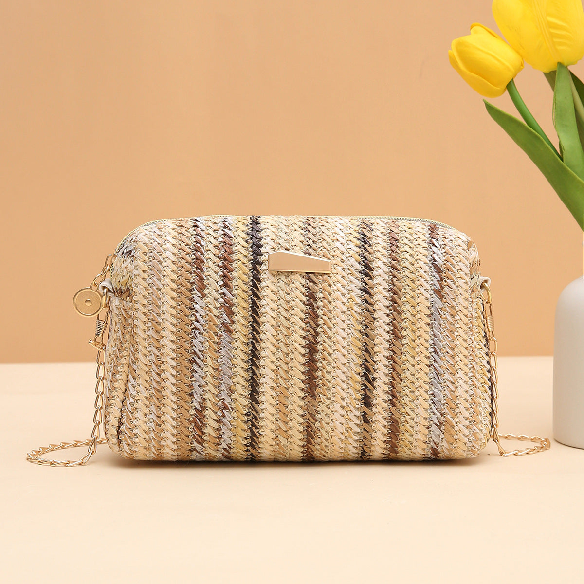 MAILEY | Rainbow Woven Clutch – Vrolijke Gevlochten Schoudertas