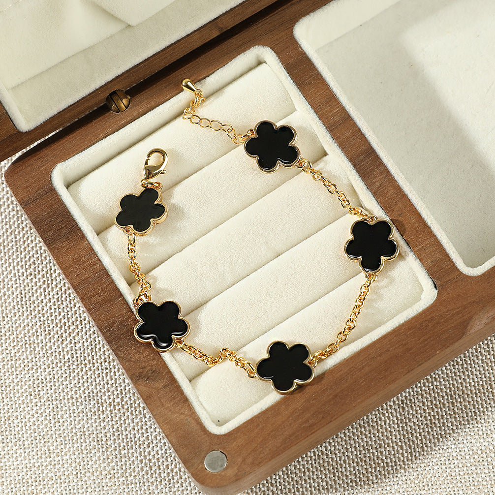 MIA | Goudkleurige Armband met Klavervormige Bedels – Elegant & Speels Sieraad