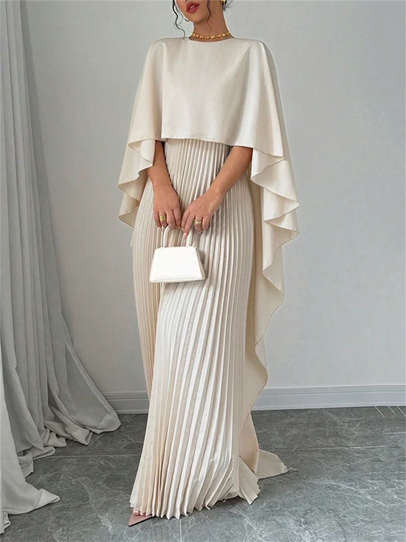LIZ | Plissé Jurk met Cape – Elegante Maxi Jurk voor Bruiloften en Galafeesten