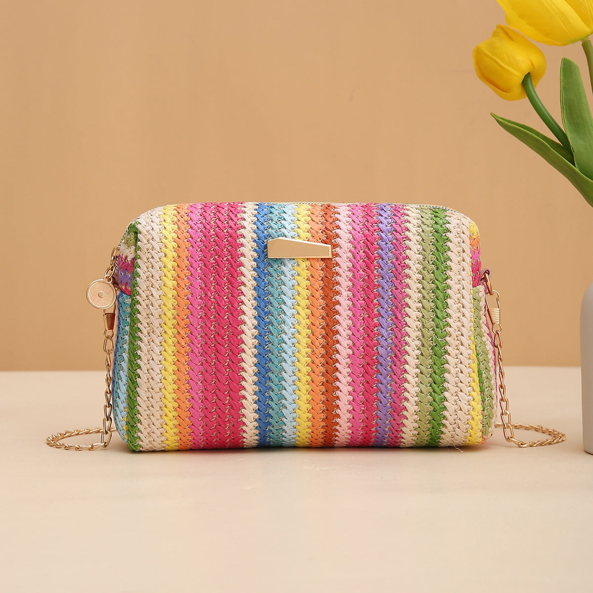 MAILEY | Rainbow Woven Clutch – Vrolijke Gevlochten Schoudertas