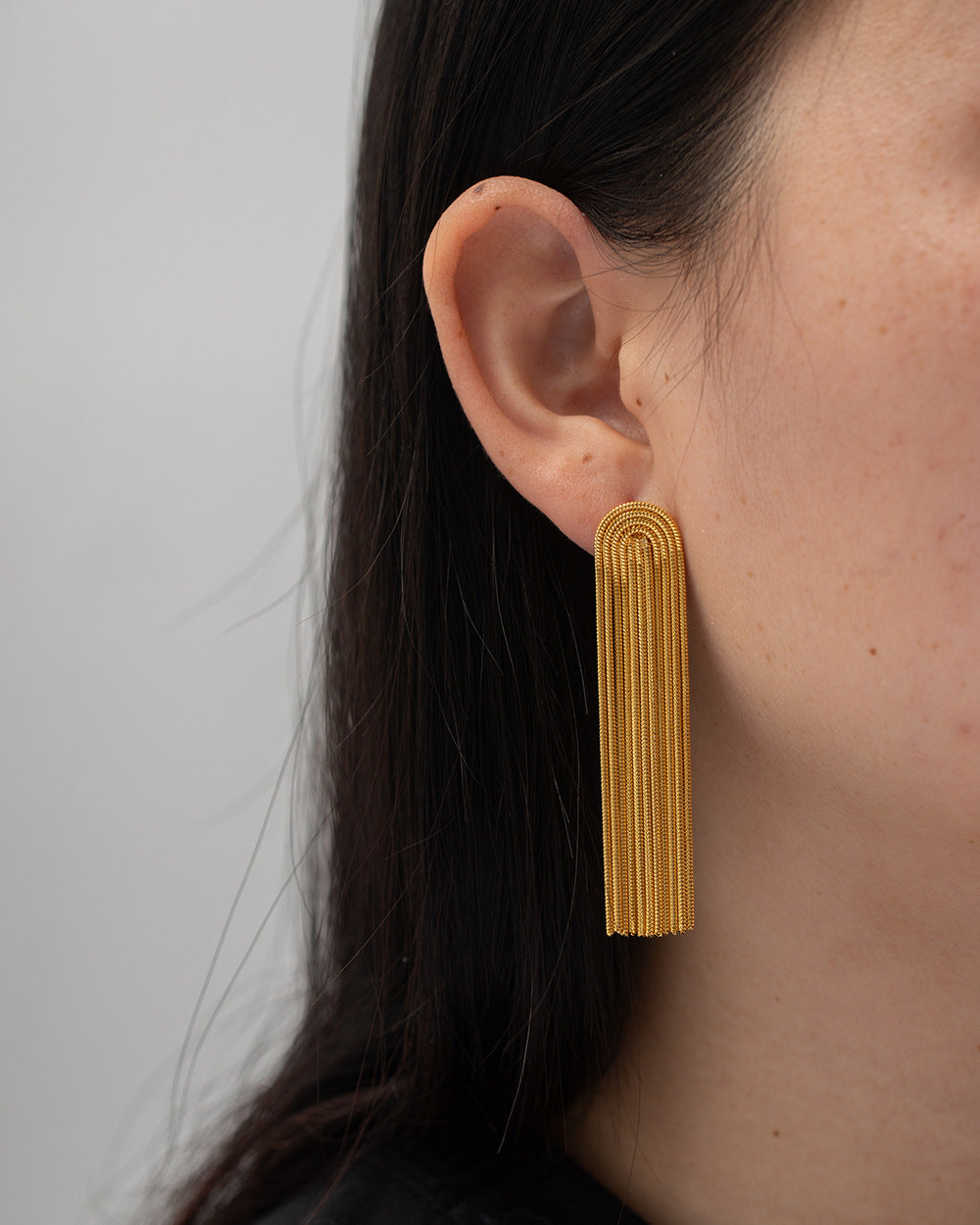 LYA | Lange Goudkleurige Statement Oorbel – Elegant & Tijdloos