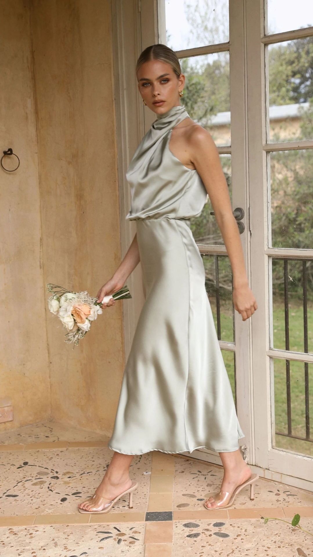 LILIANE | Satijnen Halterjurk – Elegant & Tijdloos met Luxe Glans