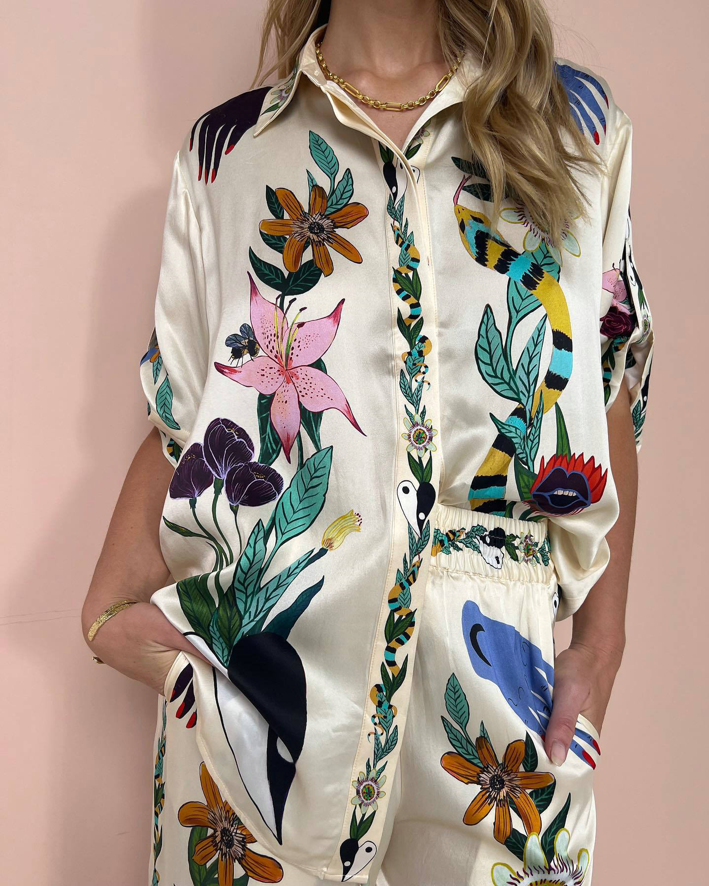 LINN | Twee-Delige Graffiti-Print Satijnen Set voor Dames!
