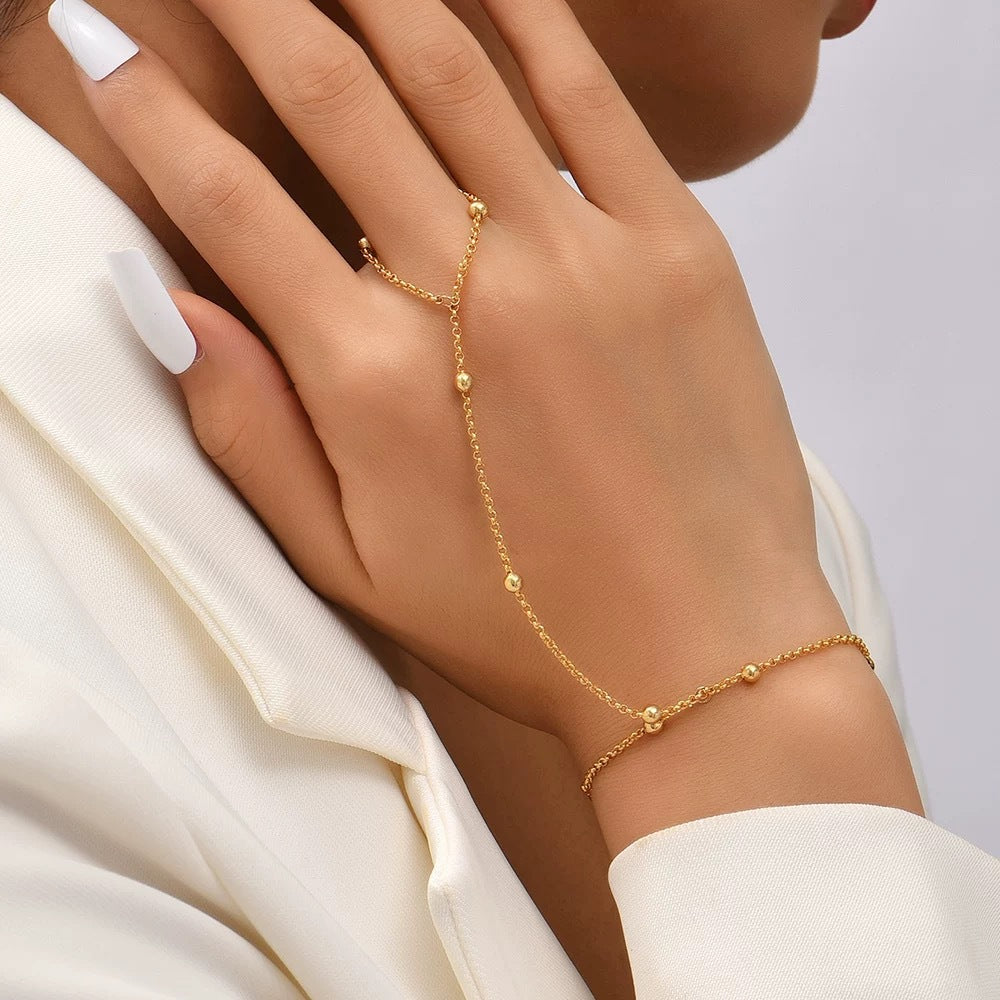 CHICA | Goudkleurige Handketting met Ring – Minimalistische Boho Chain Bracelet
