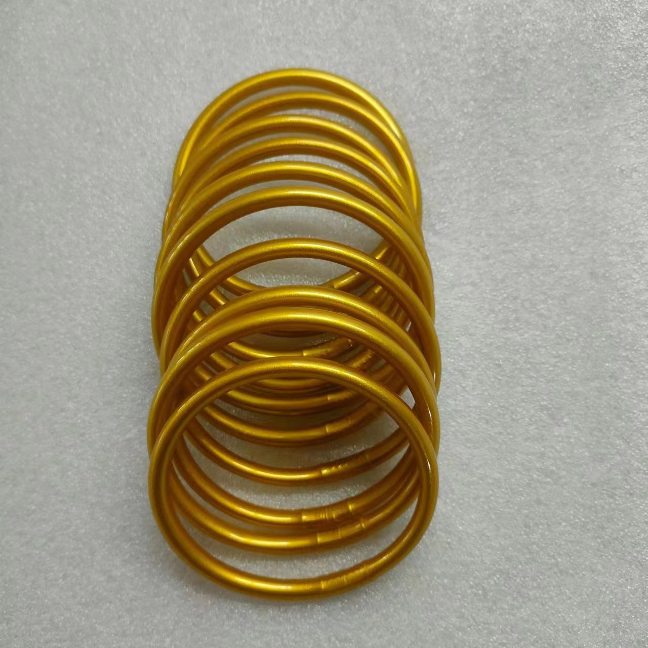 LIZZ | Gouden Bangle Armbanden Set – Siliconen Glamour