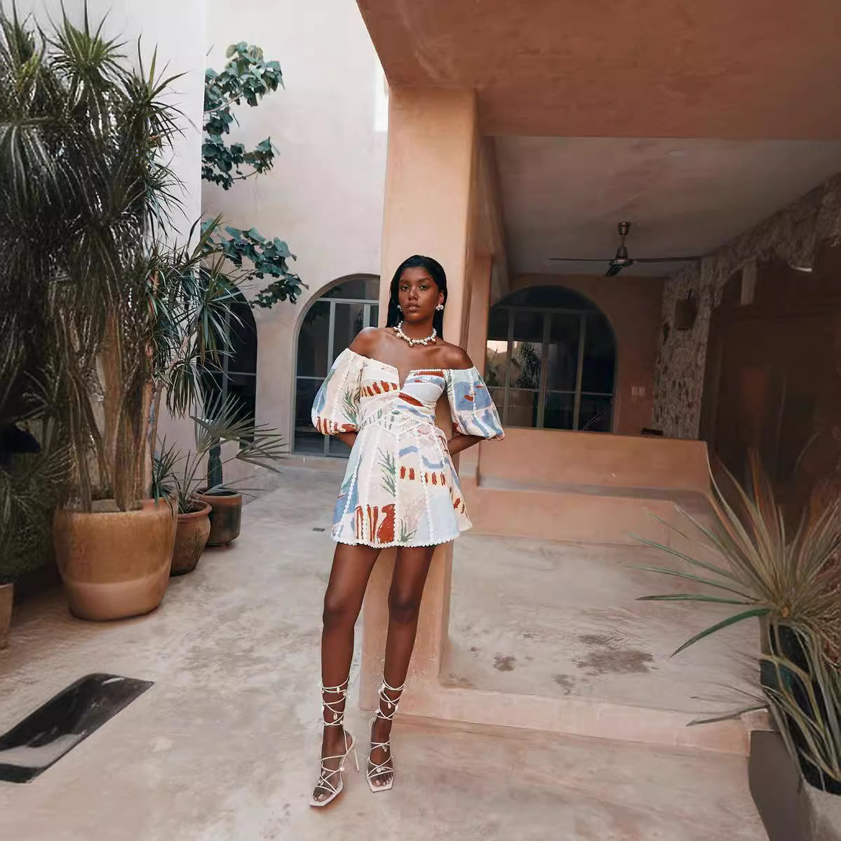 LATIFA | Boho Chic Off Shoulder Jurk – Artistieke Print & Speelse Look
