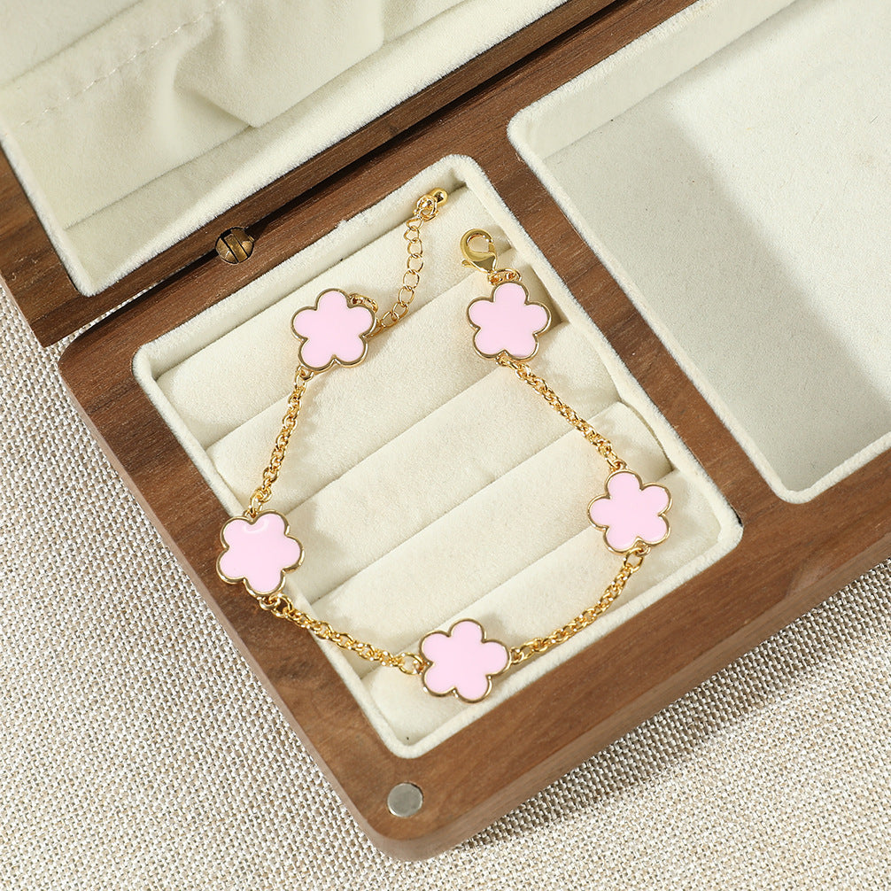 MIA | Goudkleurige Armband met Klavervormige Bedels – Elegant & Speels Sieraad