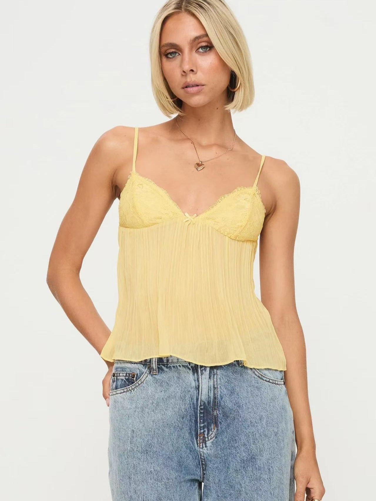 FIE | Gele Plissé Cami Top met Kant – Dames Top met Spaghettibandjes