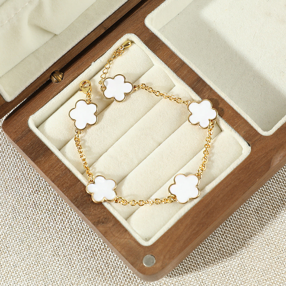 MIA | Goudkleurige Armband met Klavervormige Bedels – Elegant & Speels Sieraad