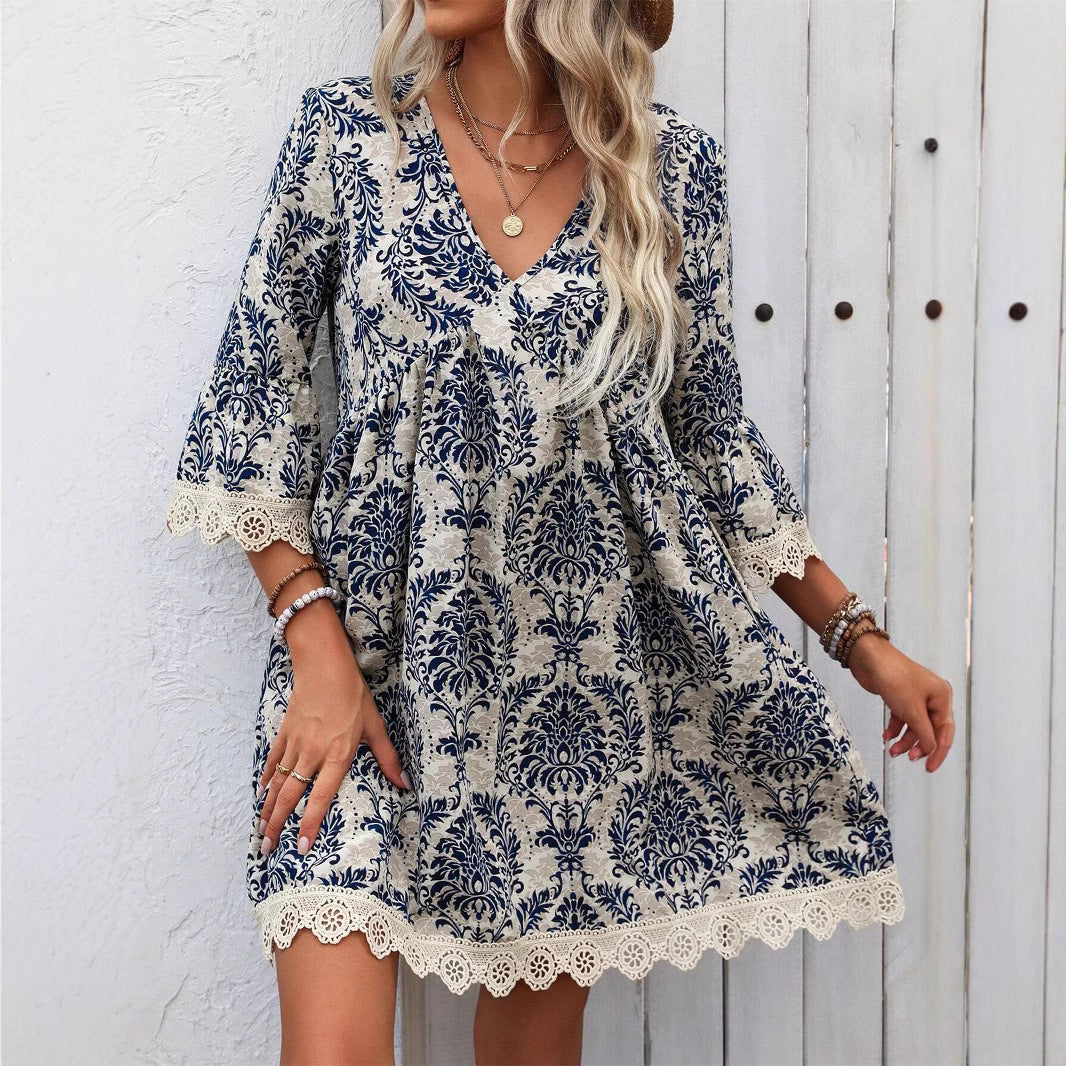 EMMY | Boho Kantprint Jurk – Romantische V-hals & A-lijn pasvorm