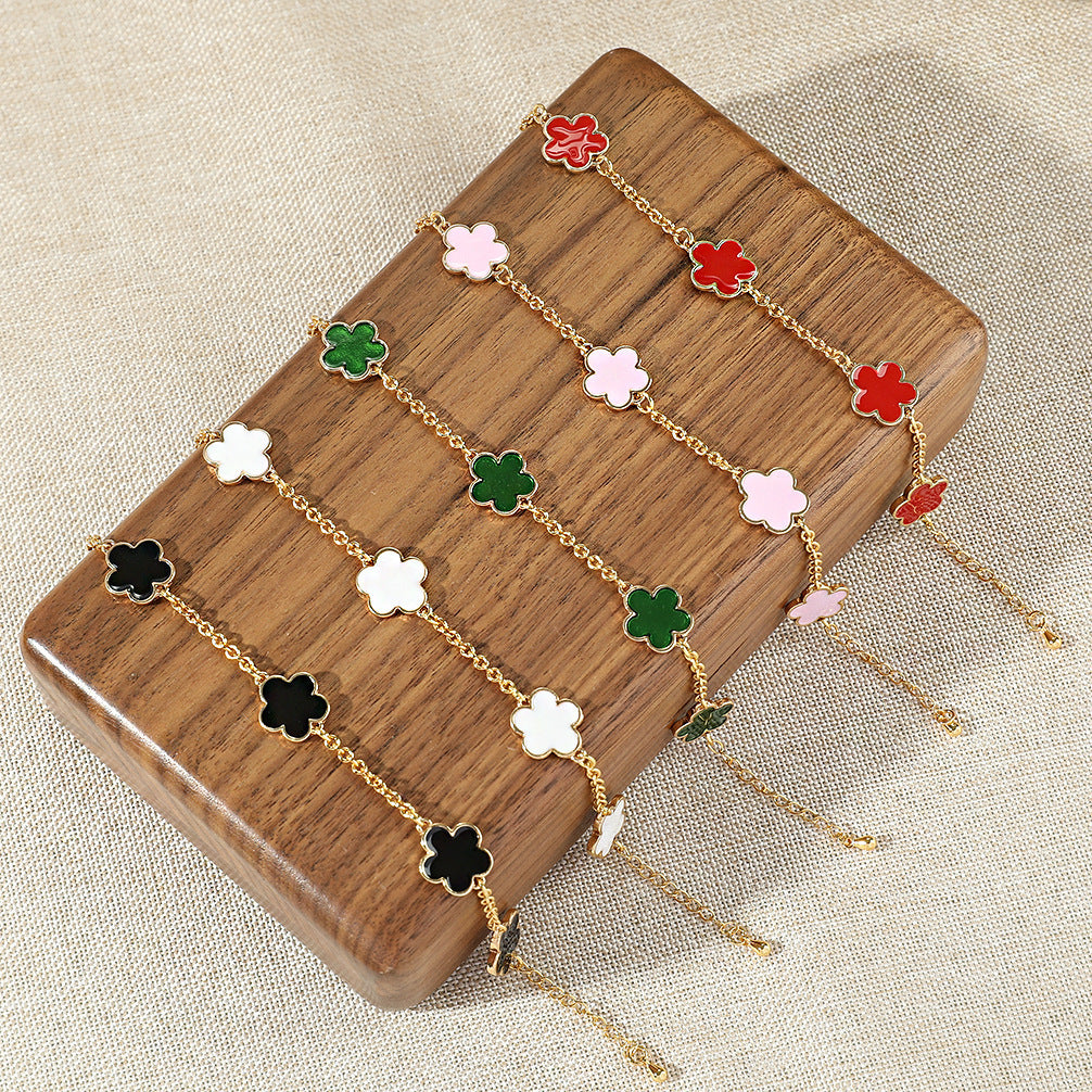 MIA | Goudkleurige Armband met Klavervormige Bedels – Elegant & Speels Sieraad