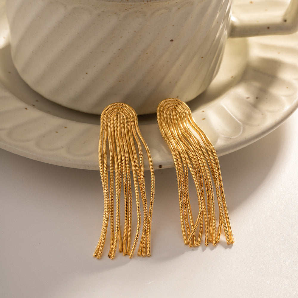 LYA | Lange Goudkleurige Statement Oorbel – Elegant & Tijdloos