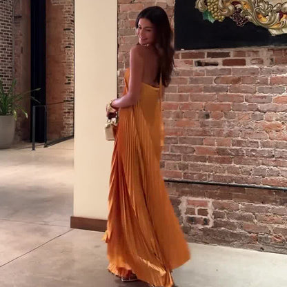 JONE | Halternek Plissé Maxi Jurk – Zwierige Elegantie voor Zomeravonden