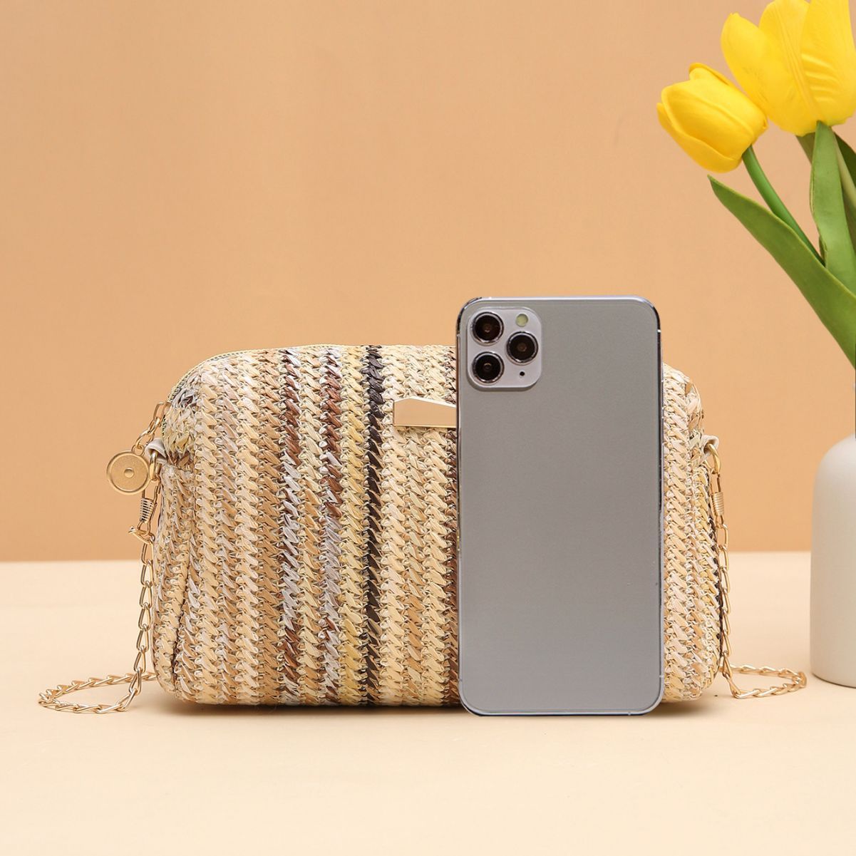 MAILEY | Rainbow Woven Clutch – Vrolijke Gevlochten Schoudertas