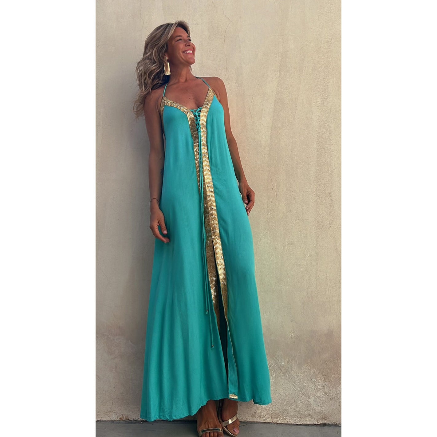 LIV | Maxi Jurk met Gouden Details – Zomerse Elegantielook