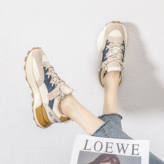KASSY | Beige Dames Sneaker met Blauw Detail – Sportieve Retro Look