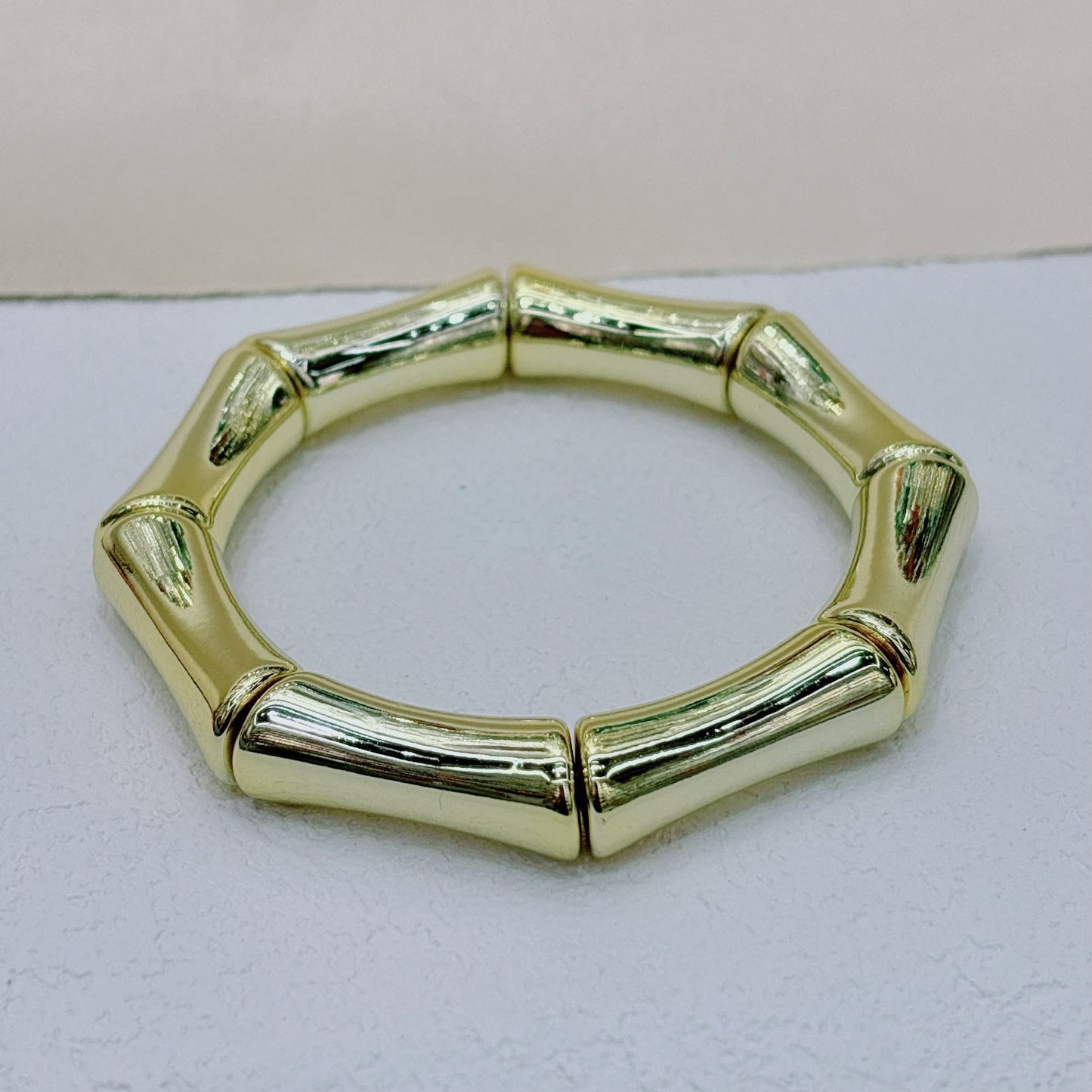 NOURAYA | Bamboe-Stijl Acryl Armband – Chic Statement Accessoire