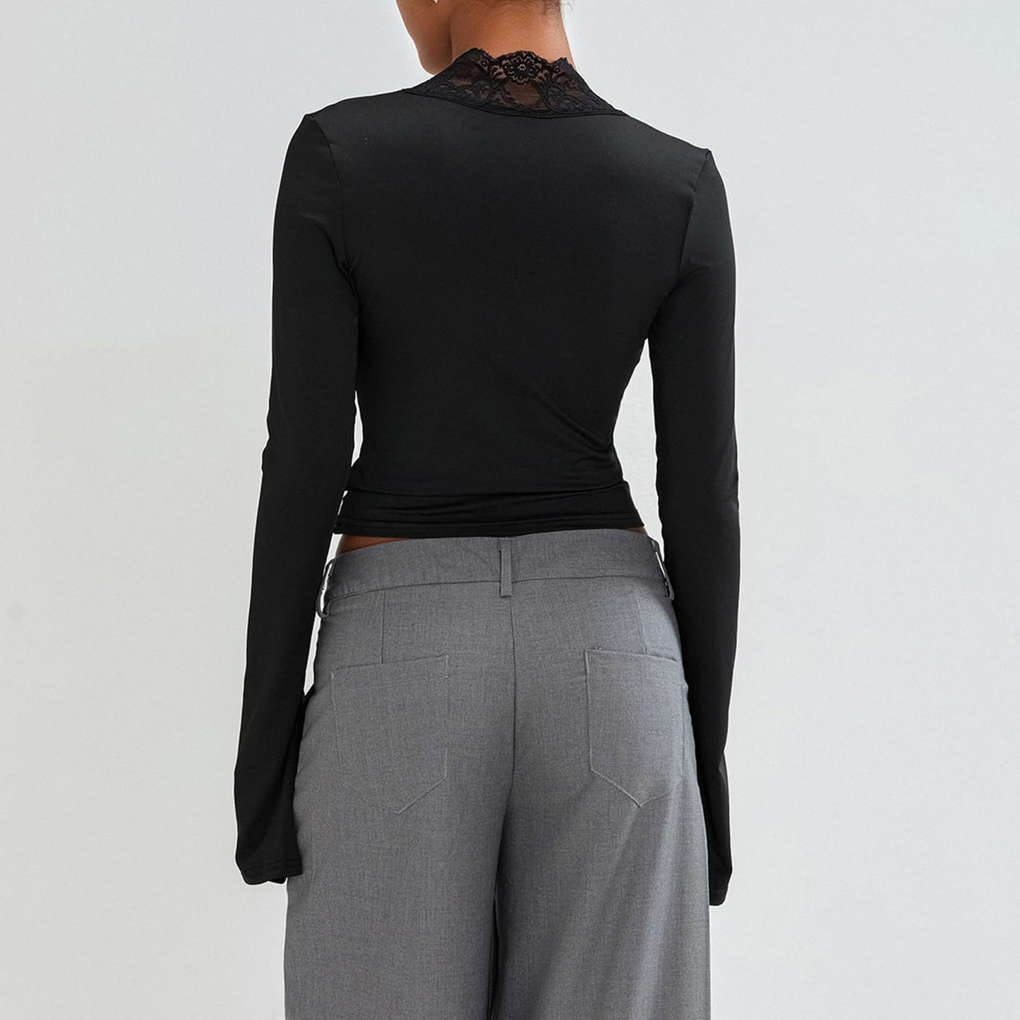 LIVIA | Top met Kant – Sexy V-Hals Longsleeve met Flared Mouwen