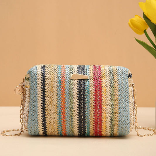 MAILEY | Rainbow Woven Clutch – Vrolijke Gevlochten Schoudertas