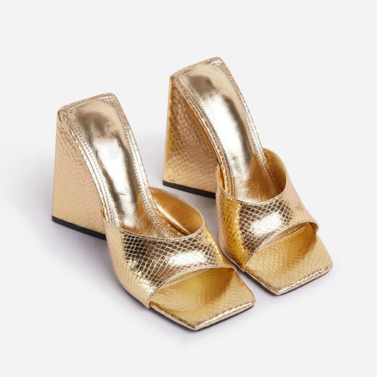 MIRELLA | Gouden Block Heel Sandalen – Glanzende Statement Pumps