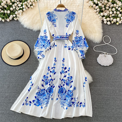 MARIE | Luxe Maxi Jurk met Blauw-Witte Bloemenprint – Elegant & Tijdloos