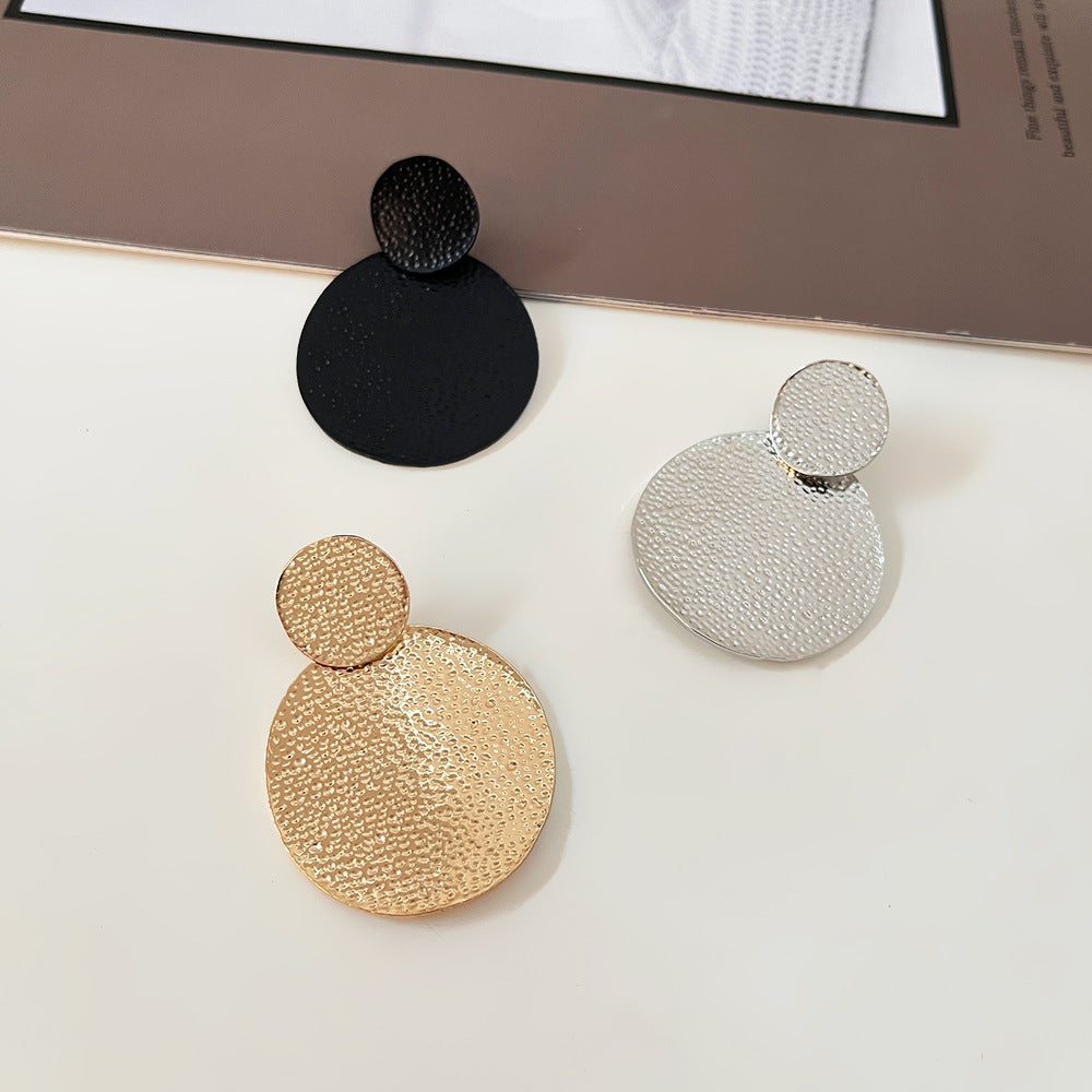 STACY | Minimalistische Ronde Oorbellen met Textuur – Goud, Zilver & Zwart