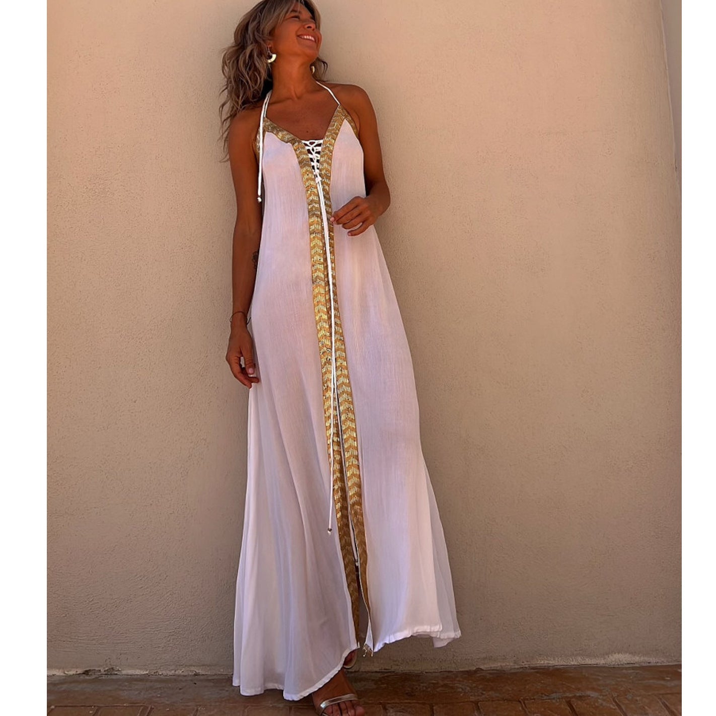LIV | Maxi Jurk met Gouden Details – Zomerse Elegantielook