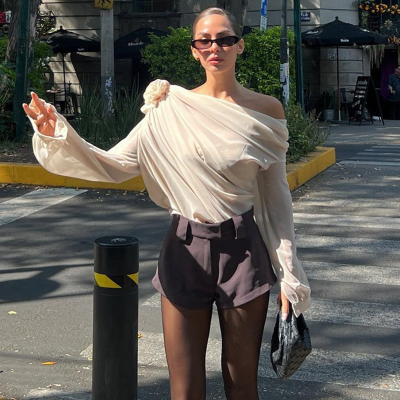 JESSICA | Asymmetrische Chiffon Blouse – Statement Off-Shoulder Top met Bloemdetail