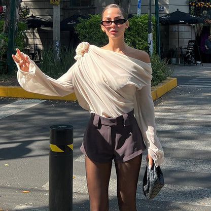 JESSICA | Asymmetrische Chiffon Blouse – Statement Off-Shoulder Top met Bloemdetail