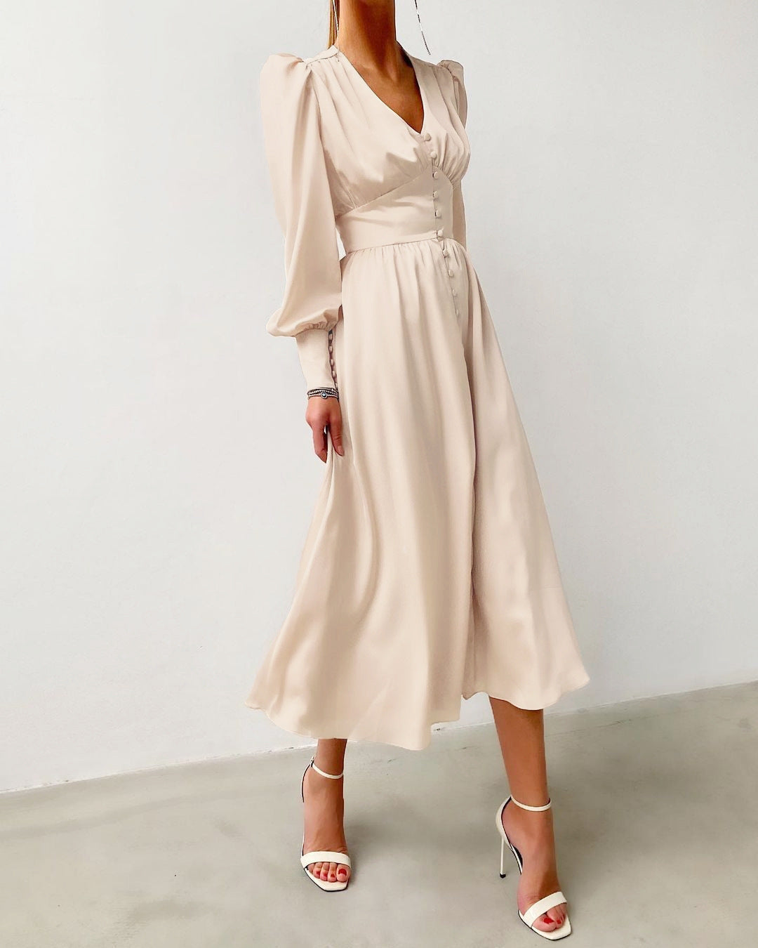 JADE | Tijdloze Elegantie – Satijnlook Jurk met Lange Mouwen