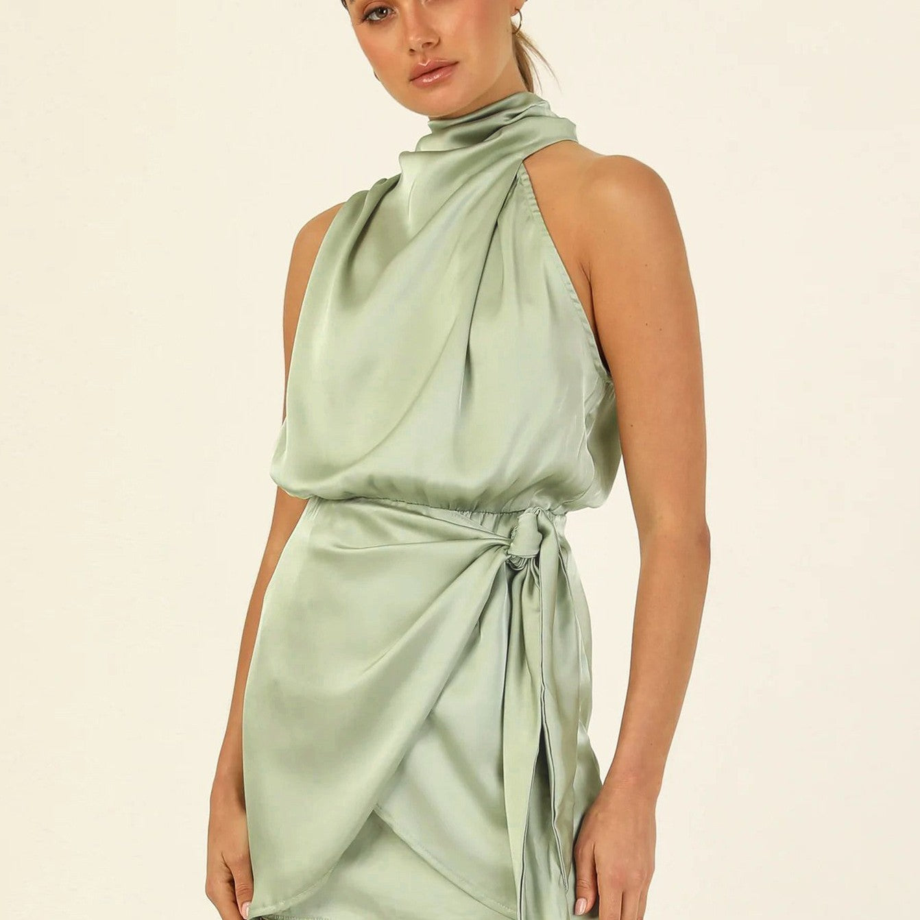 LOBKE | Satin Strikjurk – Elegantie met een Speelse Twist