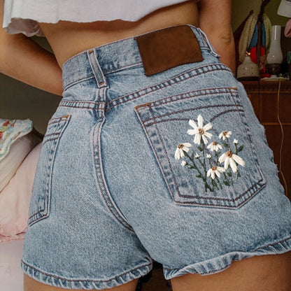 MADELIEF | Denim Short High Waist met Geborduurde Madeliefjes – Boho Zomerfavoriet