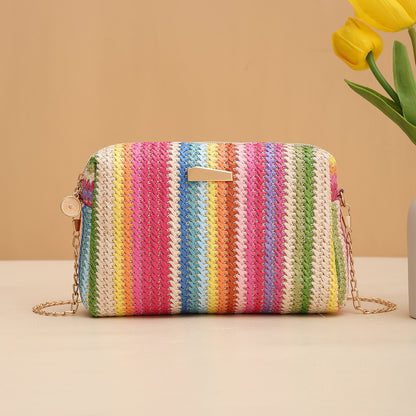 MAILEY | Rainbow Woven Clutch – Vrolijke Gevlochten Schoudertas