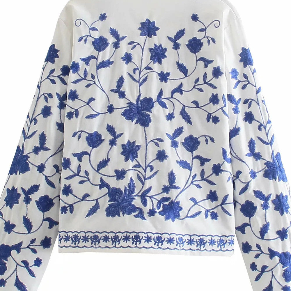 RIVE | Witte Boho Katoenen Blouse met Kobaltblauwe Borduursels – Ibiza Vibes