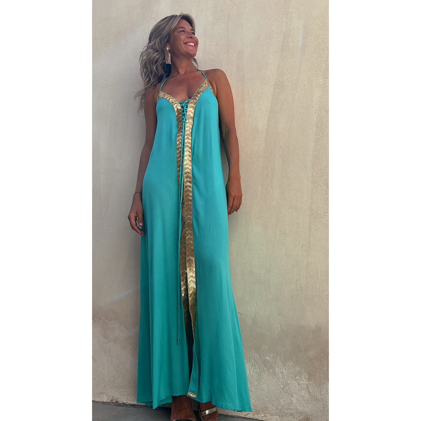 LIV | Maxi Jurk met Gouden Details – Zomerse Elegantielook