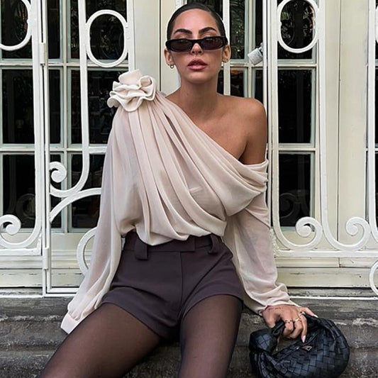 JESSICA | Asymmetrische Chiffon Blouse – Statement Off-Shoulder Top met Bloemdetail