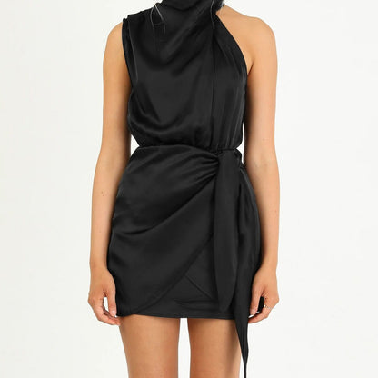 LOBKE | Satin Strikjurk – Elegantie met een Speelse Twist