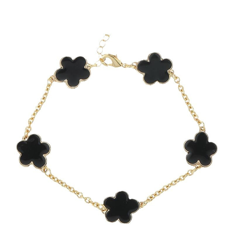 MIA | Goudkleurige Armband met Klavervormige Bedels – Elegant & Speels Sieraad