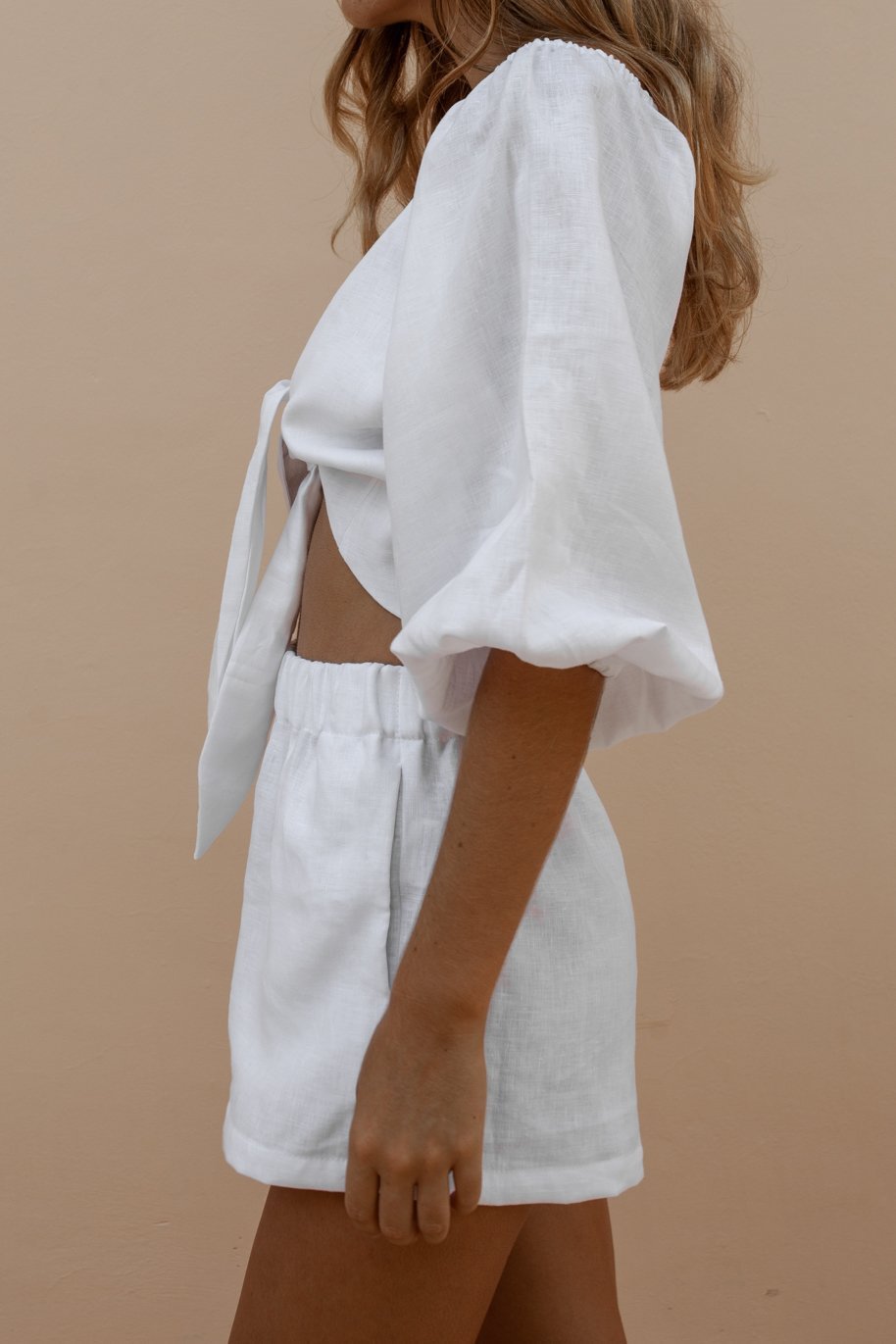 STEFFI | Witte Co-ord Set – Pofmouwen Top met Strik & Hoge Taille Short
